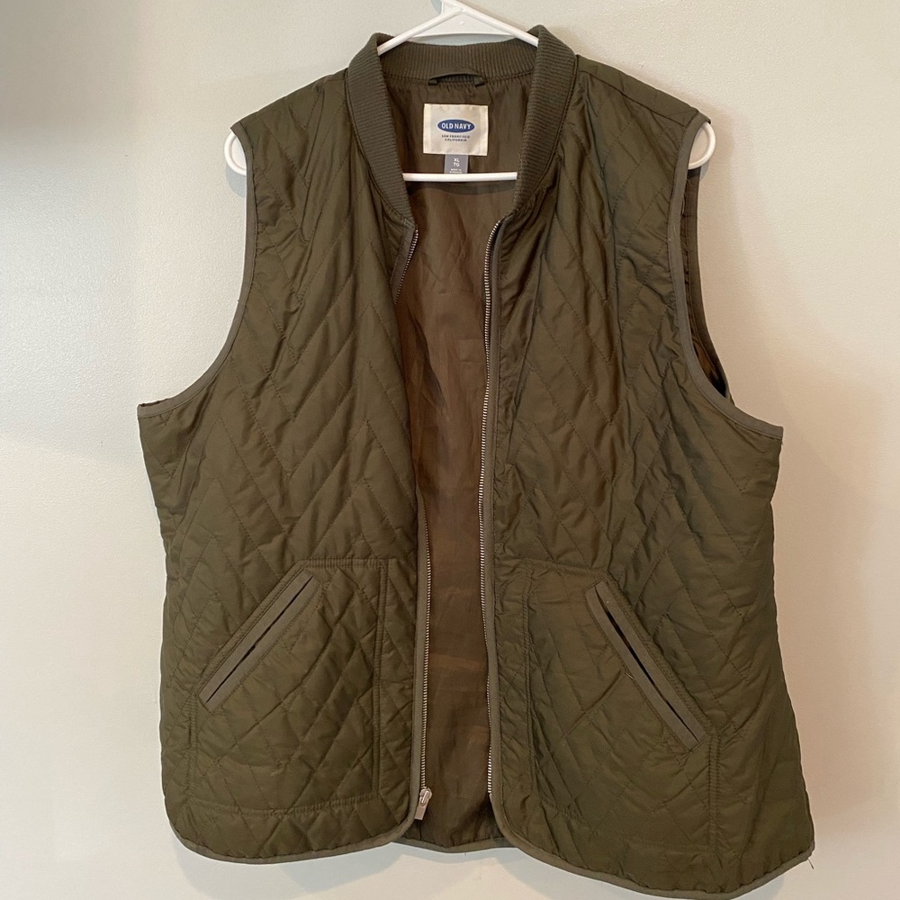 Lightly worn old navy army green vest size xl